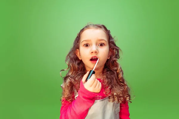 Menina sonhando com futura profissão de maquiador — Fotografia de Stock