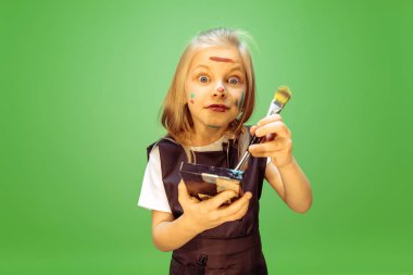 Gelecekteki makyözlük mesleğini hayal eden küçük bir kız.