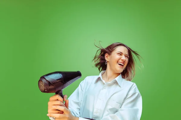 Teen ragazza sognando la futura professione di truccatore — Foto Stock