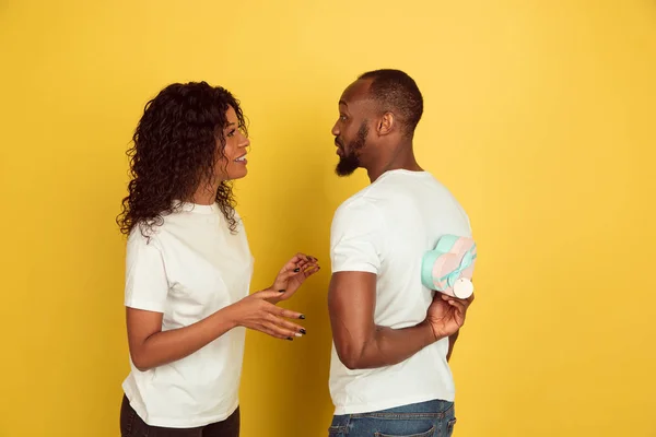 Saint Valentin, heureux couple afro-américain isolé sur fond jaune — Photo