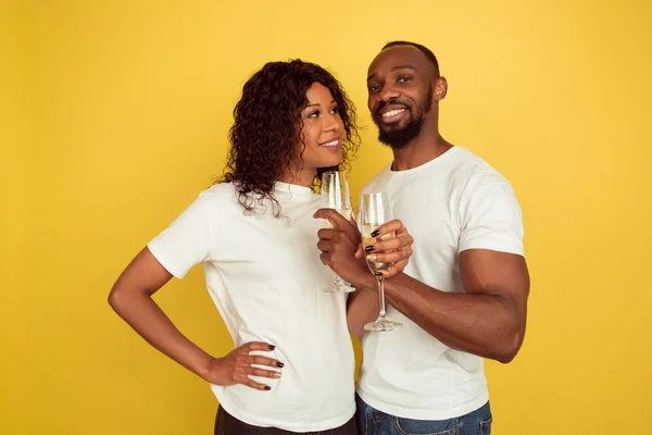 Γιορτή του Αγίου Βαλεντίνου, ευτυχισμένο αφροαμερικάνικο ζευγάρι απομονωμένο σε κίτρινο φόντο — Φωτογραφία Αρχείου