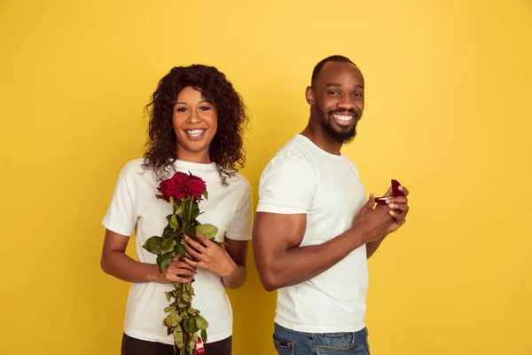 Γιορτή του Αγίου Βαλεντίνου, ευτυχισμένο αφροαμερικάνικο ζευγάρι απομονωμένο σε κίτρινο φόντο — Φωτογραφία Αρχείου
