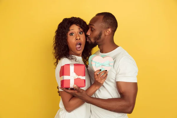 Celebración del día de San Valentín, feliz pareja afroamericana aislada sobre fondo amarillo — Foto de Stock