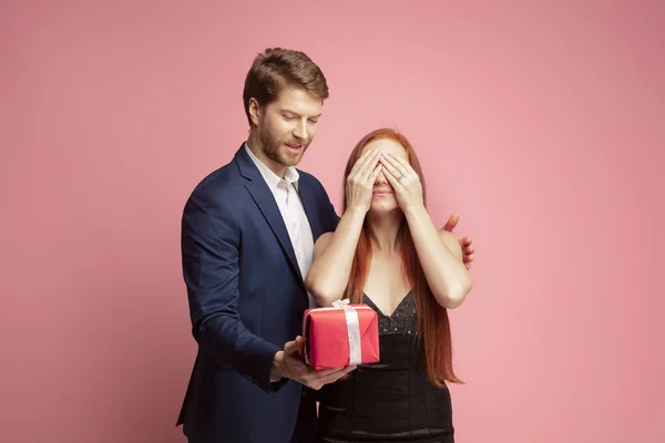 Valentines day celebration, happy caucasian couple isolated on coral background — Stock Photo, Image