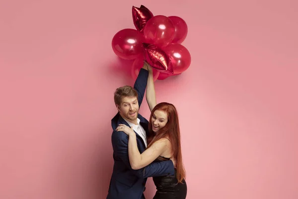 Saint Valentin célébration, heureux couple caucasien isolé sur fond de corail — Photo