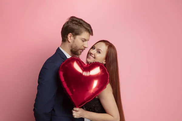 Valentines day celebration, happy caucasian couple isolated on coral background — 스톡 사진