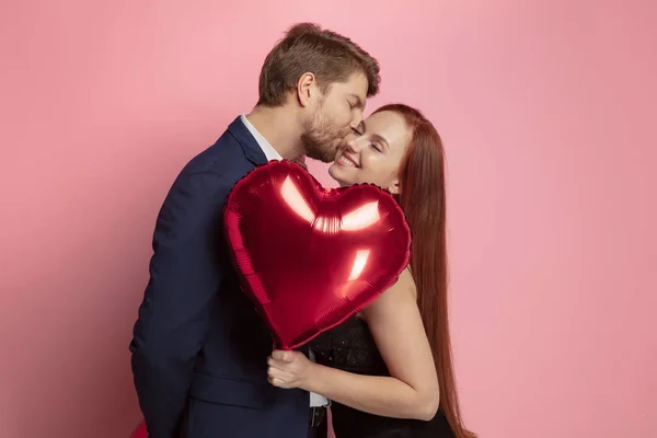 Valentines day celebration, happy caucasian couple isolated on coral background — 스톡 사진