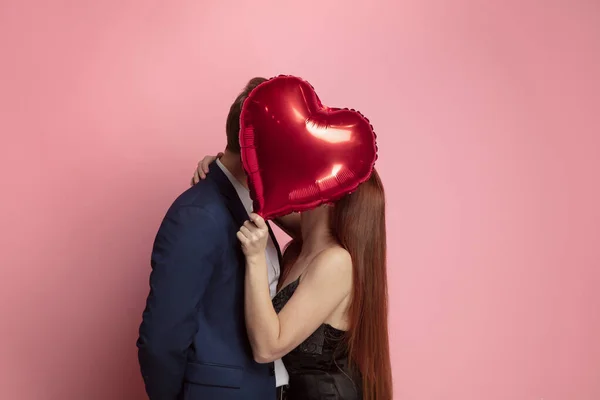 Valentines day celebration, happy caucasian couple isolated on coral background — Stock Photo, Image