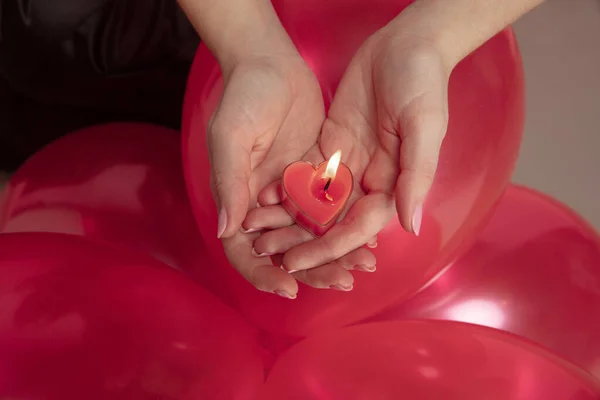 Valentines day celebration, happy caucasian couple isolated on coral background — 스톡 사진