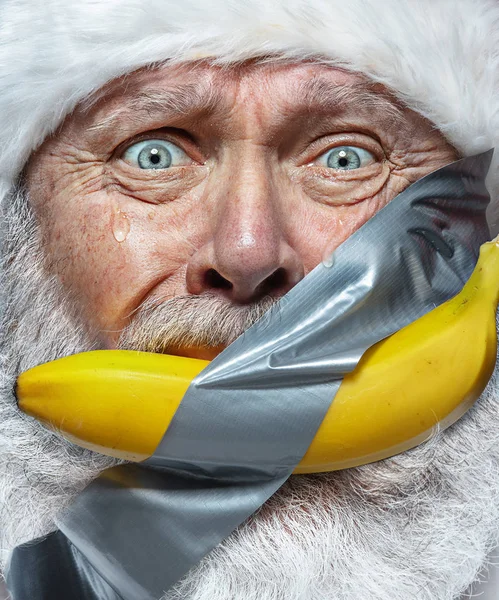 Man en moderne kunst - bebaarde Kerstman omgetoverd tot kunstvoorwerp — Stockfoto