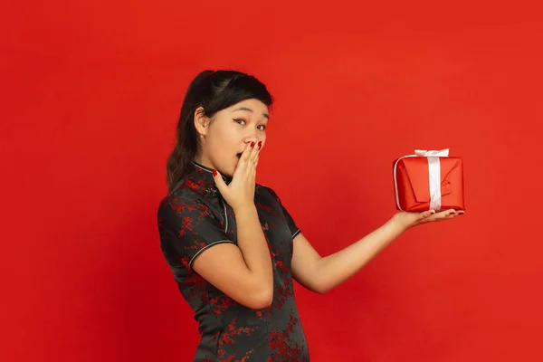 Feliz Ano Novo Chinês. Asiático jovem meninas retrato isolado no fundo vermelho — Fotografia de Stock