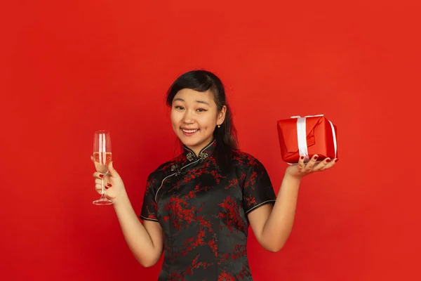 Boldog kínai újévet. Ázsiai fiatal lányok portré elszigetelt piros háttér — Stock Fotó