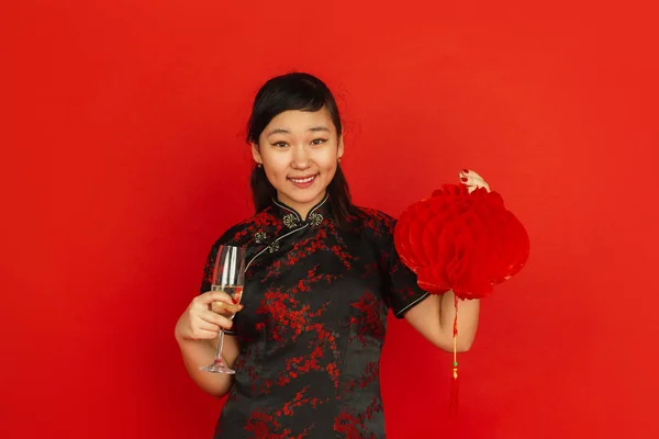 Feliz año nuevo chino. Asiática joven chica retrato aislado en rojo fondo — Foto de Stock