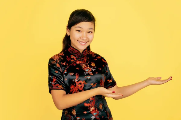 Gott nytt år för Kina. Asiatiska unga flicka porträtt isolerad på gul bakgrund — Stockfoto