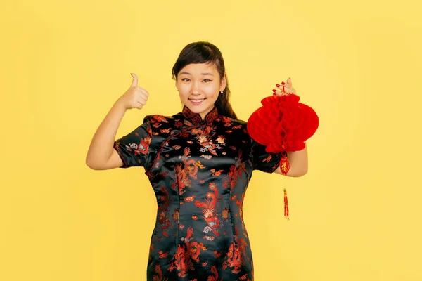 Feliz Año Nuevo Chino. Asiática joven chica retrato aislado en amarillo fondo — Foto de Stock