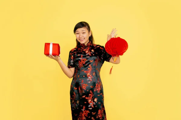 Gott nytt år för Kina. Asiatiska unga flicka porträtt isolerad på gul bakgrund — Stockfoto