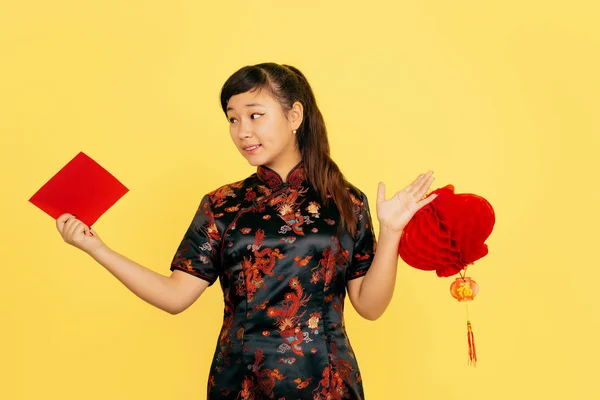 Mutlu Çin Yeni Yılı. Sarı arka planda izole Asyalı genç kız portresi — Stok fotoğraf