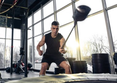 Erkek sporcu spor salonunda sıkı antrenman yapıyor. Fitness ve sağlıklı yaşam konsepti.