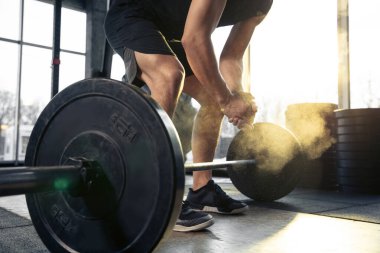 Erkek sporcu spor salonunda sıkı antrenman yapıyor. Fitness ve sağlıklı yaşam konsepti.