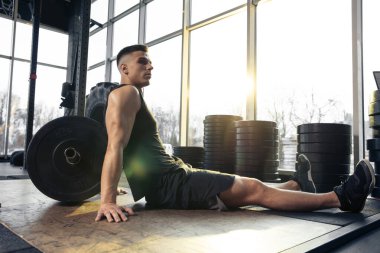 Erkek sporcu spor salonunda sıkı antrenman yapıyor. Fitness ve sağlıklı yaşam konsepti.