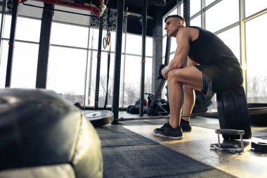 Erkek sporcu spor salonunda sıkı antrenman yapıyor. Fitness ve sağlıklı yaşam konsepti.