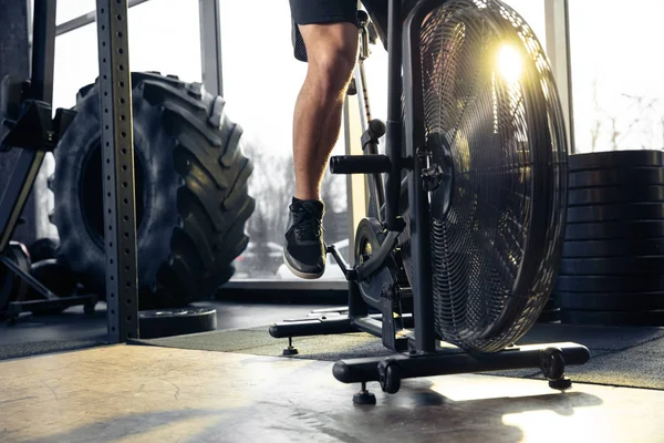L'athlète masculin s'entraîne dur dans la salle de gym. Concept de forme physique et de vie saine . — Photo