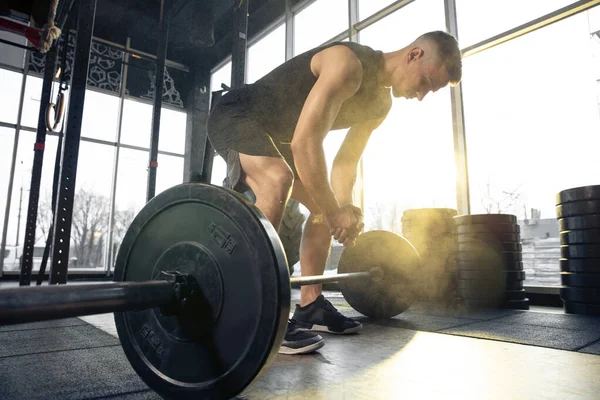 De mannelijke atleet die hard traint in de sportschool. Fitness en gezond leven concept. — Stockfoto