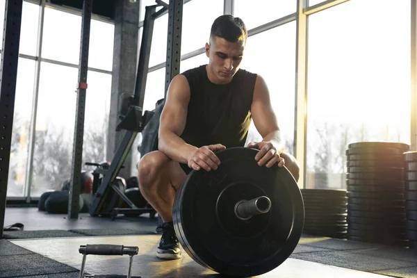 Der männliche Athlet, der hart in der Turnhalle trainiert. Fitness und gesundes Leben. — Stockfoto