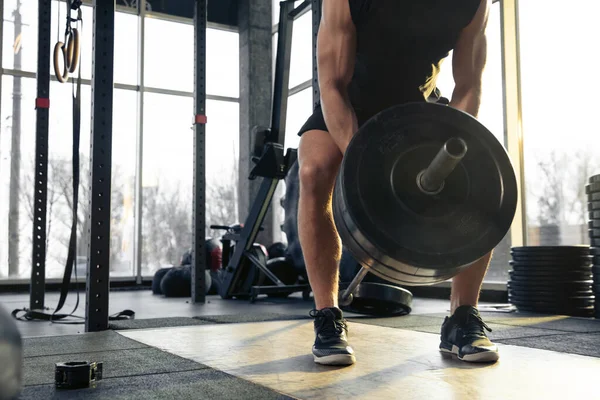 A férfi atléta keményen edz az edzőteremben. Fitness és az egészséges élet koncepciója. — Stock Fotó