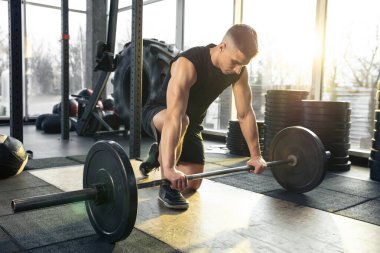 Erkek sporcu spor salonunda sıkı antrenman yapıyor. Fitness ve sağlıklı yaşam konsepti.