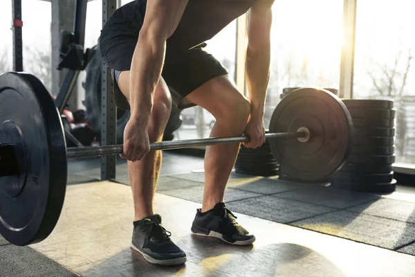 De mannelijke atleet die hard traint in de sportschool. Fitness en gezond leven concept. — Stockfoto