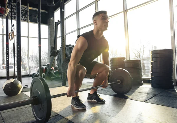 A férfi atléta keményen edz az edzőteremben. Fitness és az egészséges élet koncepciója. — Stock Fotó