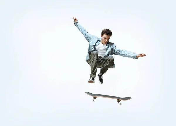 Caucasico giovane skateboarder equitazione isolato su uno sfondo bianco — Foto Stock