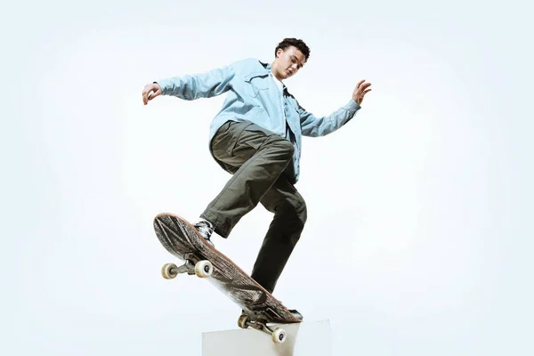白地に隔離された白人の若いスケートボーダーに乗る — ストック写真