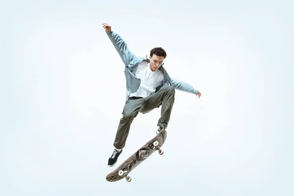 Caucasico giovane skateboarder equitazione isolato su uno sfondo bianco — Foto Stock