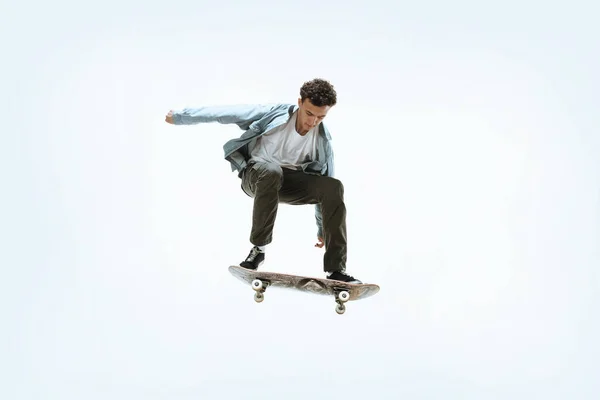 Caucásico joven skateboarder montar aislado sobre un fondo blanco — Foto de Stock