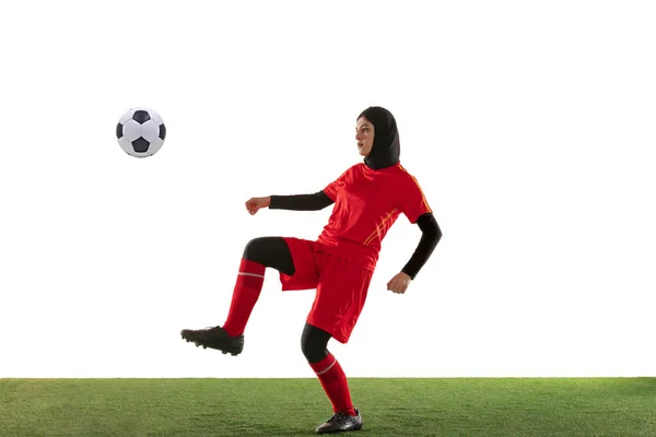 Arabský ženský fotbal nebo fotbalista izolovaný na bílém pozadí studia — Stock fotografie