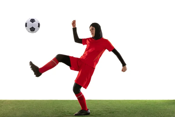 Arabian futebol feminino ou jogador de futebol isolado em fundo estúdio branco — Fotografia de Stock