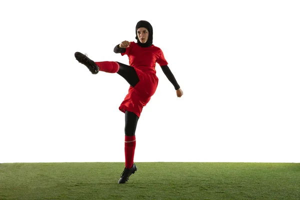 Αραβική γυναικείο ποδόσφαιρο ή ποδοσφαιριστής απομονώνονται σε λευκό φόντο στούντιο — Φωτογραφία Αρχείου