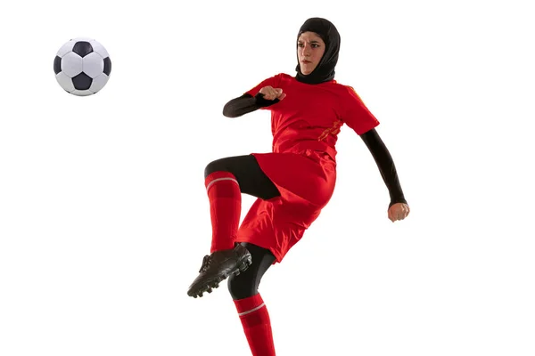 Arabisk kvinnelig fotball eller fotballspiller isolert på hvit studiobakgrunn – stockfoto