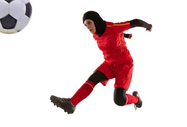 Arab női labdarúgó vagy labdarúgó elszigetelt fehér stúdió háttér — Stock Fotó