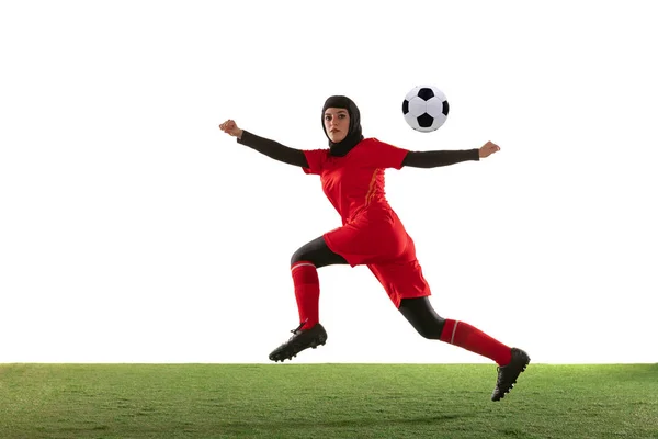 Arabian calciatore femminile o calciatore isolato su sfondo bianco studio — Foto Stock