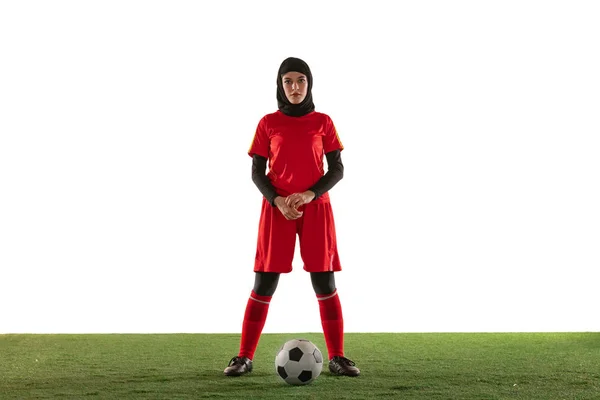 Arab női labdarúgó vagy labdarúgó elszigetelt fehér stúdió háttér — Stock Fotó