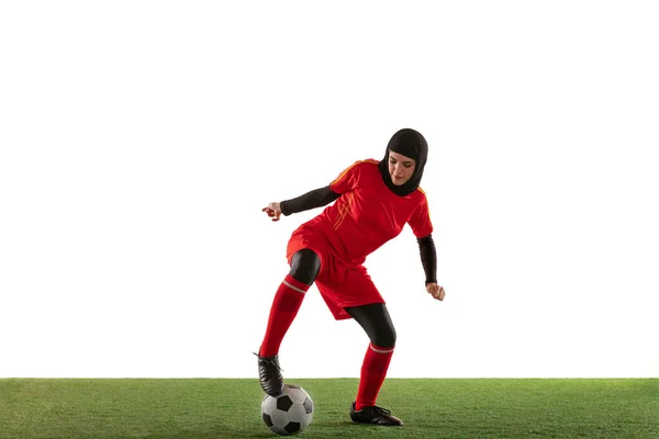 Arabian futebol feminino ou jogador de futebol isolado em fundo estúdio branco — Fotografia de Stock