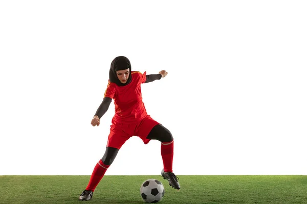 白いスタジオの背景に隔離されたアラビアの女性サッカー選手やサッカー選手 — ストック写真