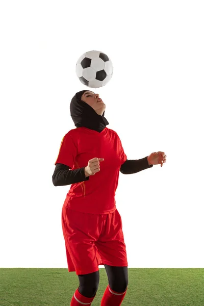 Arabische Fußballerin oder Fußballerin isoliert auf weißem Studiohintergrund — Stockfoto