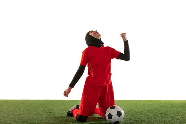 阿拉伯女子足球或足球运动员在白人演播室背景下被隔离 — 图库照片
