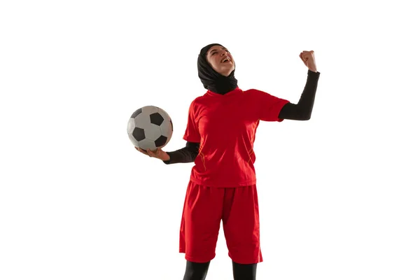 Arabian futebol feminino ou jogador de futebol isolado em fundo estúdio branco — Fotografia de Stock
