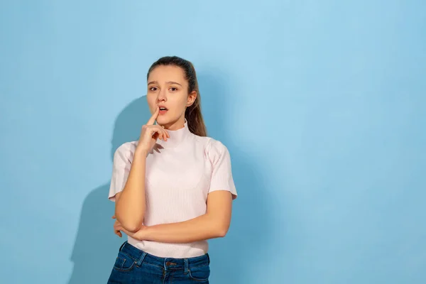 Blank tiener meisje portret geïsoleerd op blauw studio achtergrond — Stockfoto