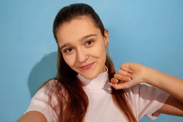 Caucásico adolescente chica retrato aislado en azul estudio fondo — Foto de Stock